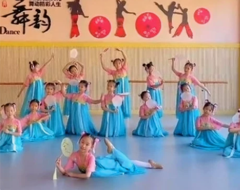 胭脂妆儿童舞蹈服团扇古风表演服女童汉服超仙...