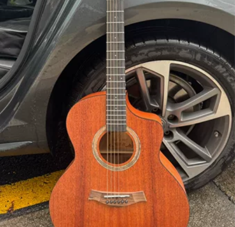 GUITARIST吉他,逛公园时捡到的,几...