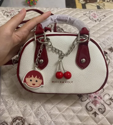全新樱桃小丸子包 皮质很软，很可爱。包装袋...