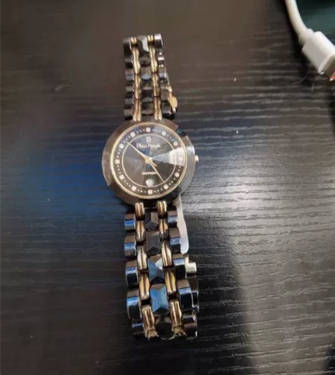 老手表，不是机械的，需要换电池，走时间准确...