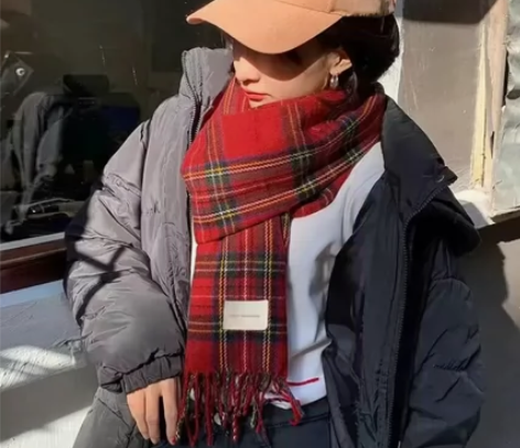 新买的红色格子围巾刚到手，全新出！！ 新年...