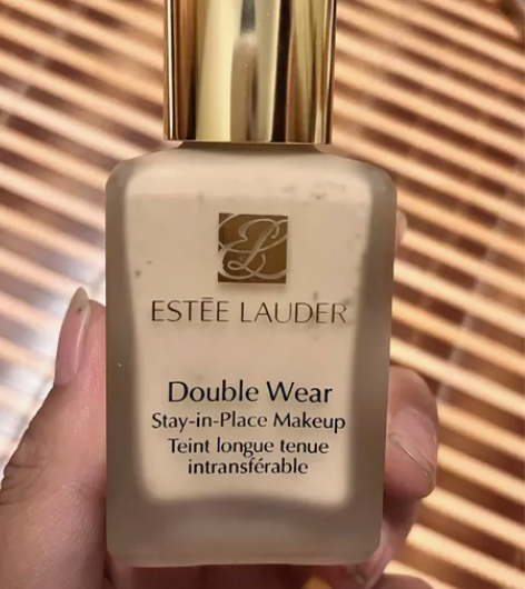 雅诗兰黛粉底液全新未使用 感兴趣的话点“我...