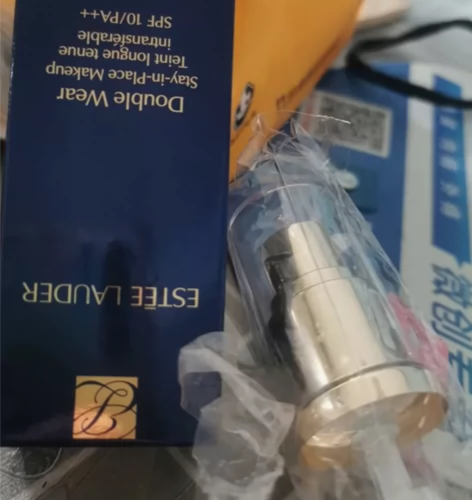 雅诗兰黛粉底液DW,色号1W1象牙白。由于...