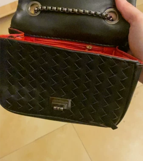 学生时代买的单肩包 背过一次，链条加包都比...