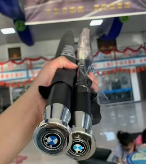 宝马雨伞甩卖原装汽车展结束没送完的4S店闲...
