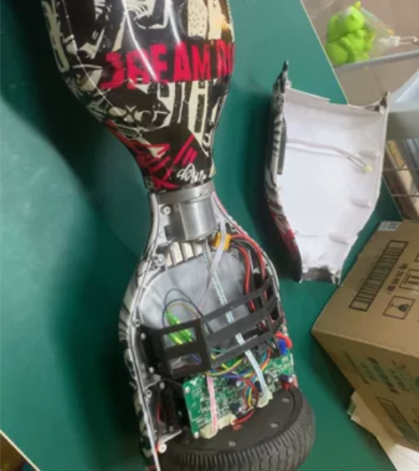 儿童平衡车，就裸车一个，没有电池充电器，懂...