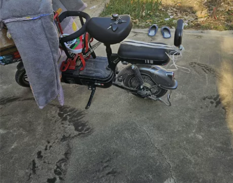 电动车出售，绿源的，电池新换的，能跑七十里...