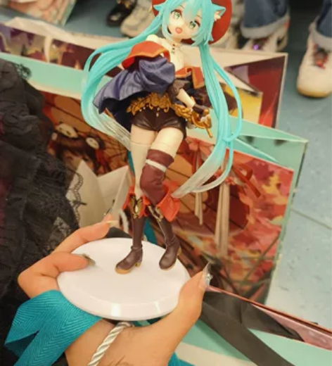 初音手办，漫展抽的， 瑕疵胸前有点脏，其余...