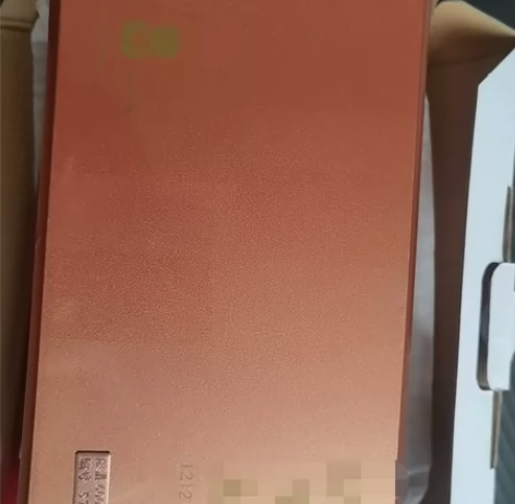 品品香的1221钢琴版盒子，全新带码 感兴...