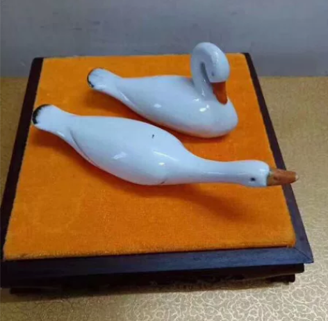 文革时期小天鹅摆件，造型精美，一公一母，品...