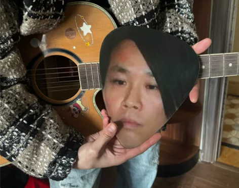 陶喆做错饭吉他拨片，特大，跟脸那么大， 表...