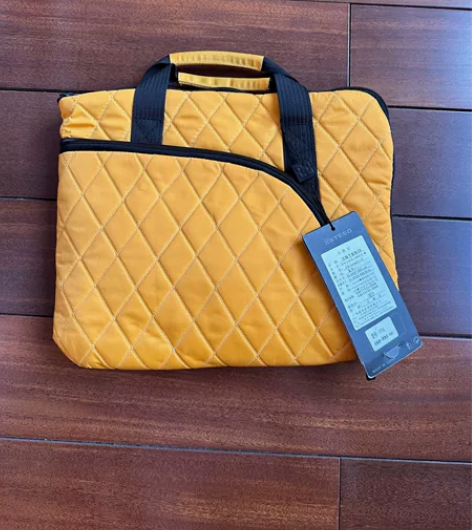 全新防水电脑包，有吊牌。可拎可背，颜色明亮...