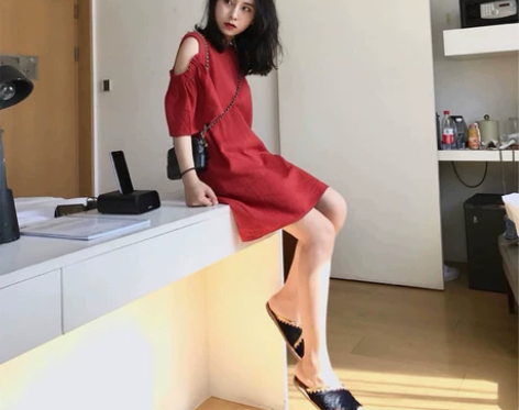 智熏超仙女心机裙子复古慵懒风极简主义性感露...