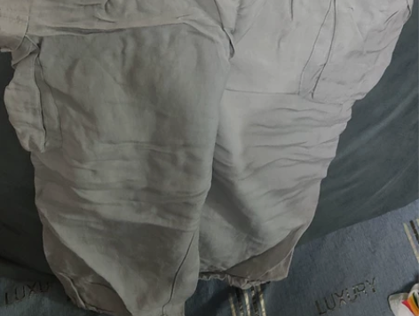 工装裤子 棉麻材料的叠起来都是褶 感兴趣的...