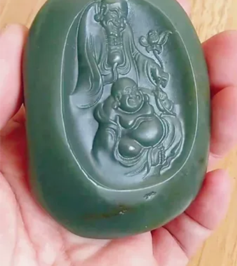 和田玉翠青籽料手把件，精美雕刻，留有原皮，...