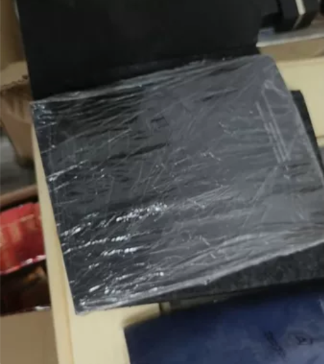 笔记本这一堆，有两个大的高端本子，有一个皮...