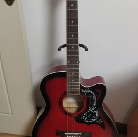 吉他。指板和音色都不错,弦距也非常舒服。长...