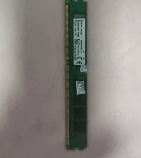 台式机和笔记本内存条，一根是台式机的DDR...