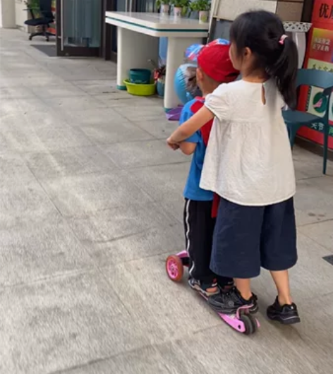 迪士尼（白雪公主、乐佩公主图片）滑板车，三...