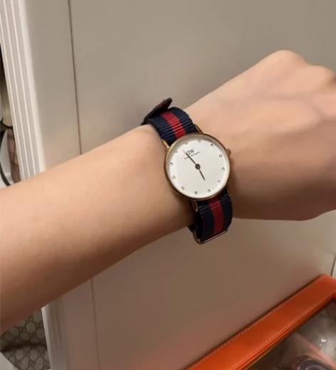 DW 正品手表 还有两套替换手表带。售出不...