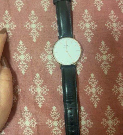 闲置DW石英表一只，原表带不在了，表门有点...