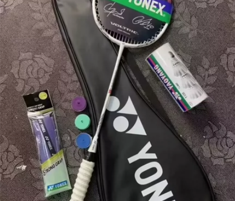 包邮卖全新尤尼克斯羽毛球拍天斧100zz，...