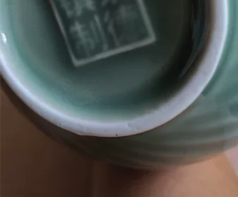 景德镇陶瓷。梅子清赏瓶。有一个小跳釉，微瑕...