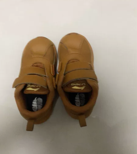 李宁牌，儿童运动鞋，尺码29.内长18cm...