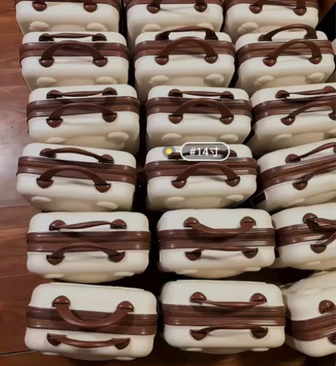 【 给钱就卖了】小熊手提行李箱化妆包可挂行...