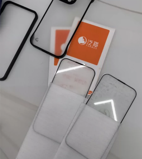 苹果14pro钢化膜2张＋一个手机壳，包邮...