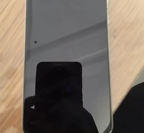 华为Mate 50直屏，银色，9成新。 感...