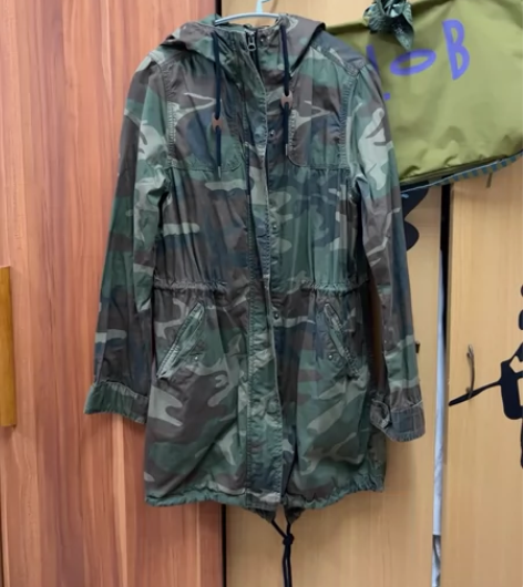 深圳女教师衣橱出闲置，秋季迷彩风衣100%...