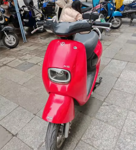 台铃电动车，高配，60伏，成色很新，亮红色...