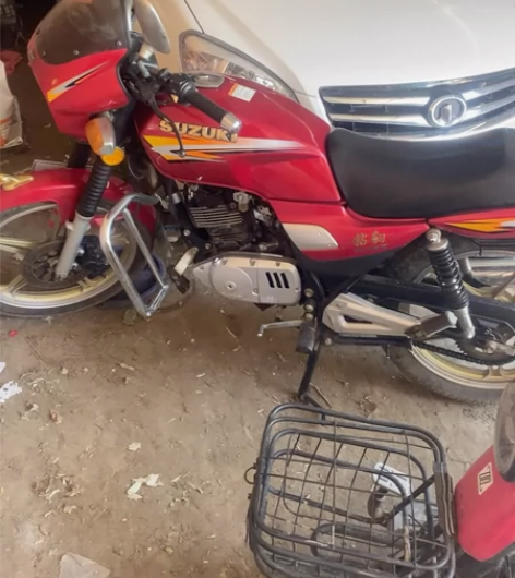 忍痛出售个人九成新铃木钻豹黑机头摩托车，售...