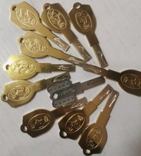 摩托车钥匙，配个种异形钥匙 感兴趣的话点“...