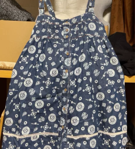 背带牛仔裙 165穿大概到膝盖轻微穿着痕迹...