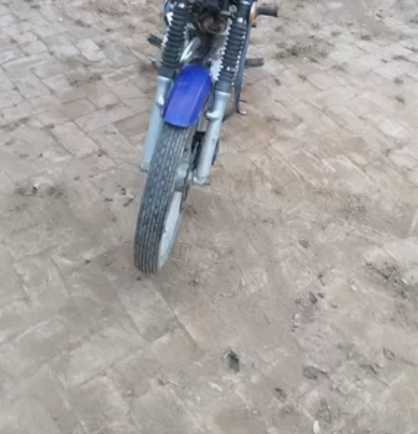 铃木钻豹，自己改的加高把骑行舒适，换的原厂...