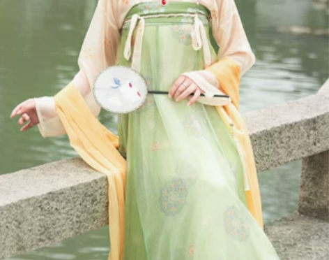 原价多少我已经忘了，上襦加下裙加衬裙，三件...