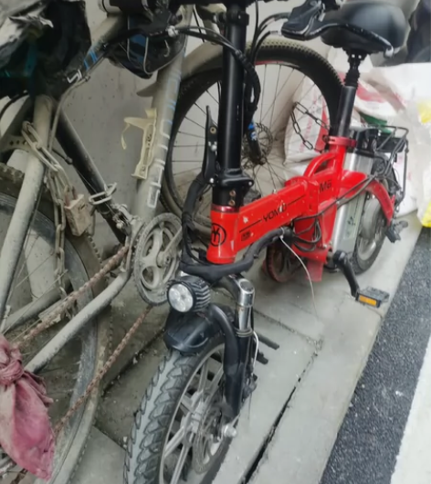 折叠电动车，什么牌子我也不知道。电池充满电...