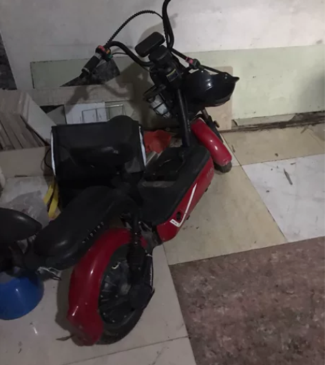 电动车后轮，充电器都很新 感兴趣的话点“我...