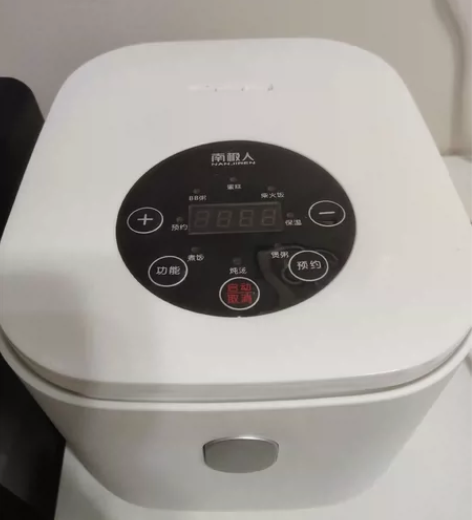 小型电饭煲，用过没几次，几乎全新的，三到五...