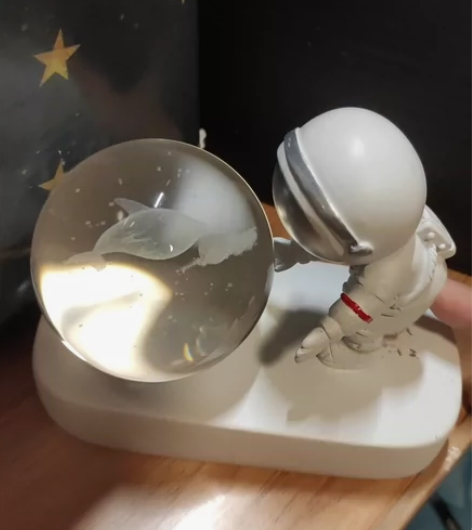 亲亲们这是朋友的gift   宇航员水晶球...