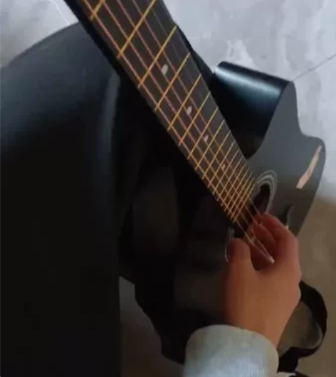 【给钱就出】原价899多的几乎全新吉他便宜...