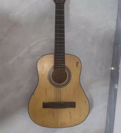 古典吉他貌似是单板，7年前买的了，当时小学...