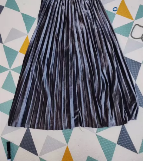 银灰色丝绒百褶裙，L码，裙长75厘米，腰围...