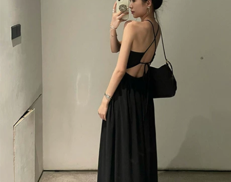 黑色露背吊带连衣裙子女夏季辣妹纯欲风海边度...