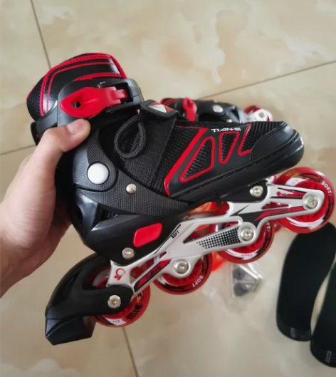 儿童旱冰鞋，带灯的 全新的，就在屋里里试穿...