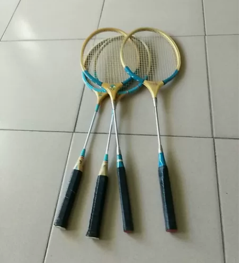 四个羽毛球拍出售，买一付，送一付。不包邮 ...
