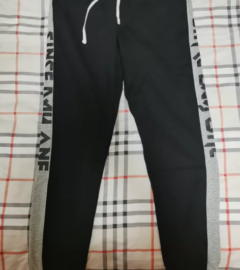 拼接束脚休闲裤 抽绳腰带，裤脚束口，两侧拼...