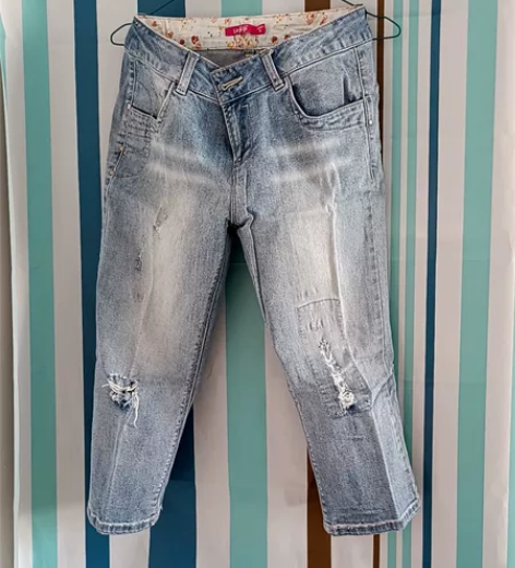 七分牛仔裤，淡蓝色，直版瘦腿，做工细致。L...